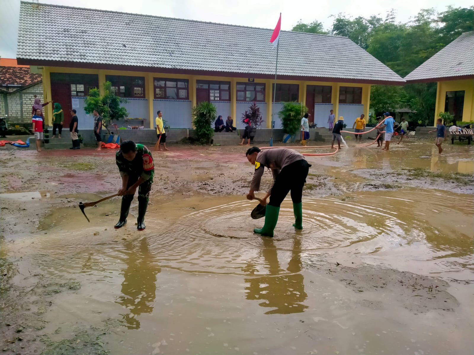 Gotong Royong Polisi dan TNI bersama Warga Bersihkan Sisa Meterial Banjir di Tuban Gotong Royong Polisi dan TNI bersama Warga Bersihkan Sisa Meterial Banjir di Tuban