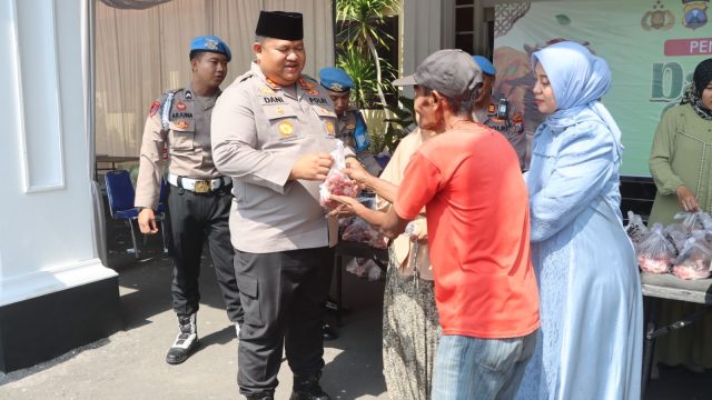 Polres Pasuruan Bagikan 750 Paket Daging Kurban Kepada Warga Sekitar