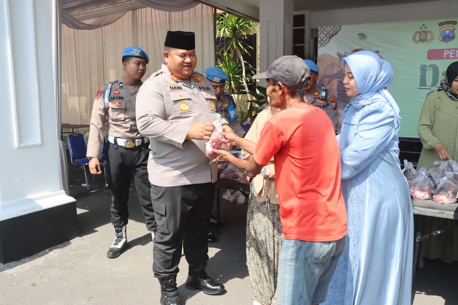 Polres Pasuruan Bagikan 750 Paket Daging Kurban Kepada Warga Sekitar Polres Pasuruan Bagikan 750 Paket Daging Kurban Kepada Warga Sekitar