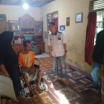 Budi Hidayat Kepala LKSA Bussaina Memberi Bantuan Kursi Roda Kepada Muhammad Khoirul Saleh Warga Kalianda