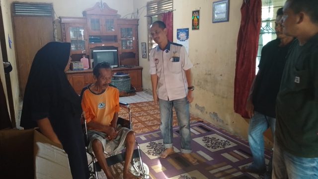 Budi Hidayat Kepala LKSA Bussaina Memberi Bantuan Kursi Roda Kepada Muhammad Khoirul Saleh Warga Kalianda
