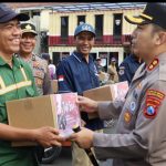 Hari Bhayangkara ke -79 Polres Pelabuhan Tanjungperak Gelar Baksos, Puluhan Pengemudi Bentor dan Kuli Panggul Full Senyum