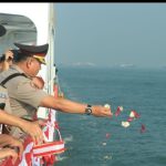 Polda Jatim Tabur Bunga di Laut Kenang Semangat Juang Pahlawan di Hari Bhayangkara ke -79 Polda Jatim Tabur Bunga di Laut Kenang Semangat Juang Pahlawan di Hari Bhayangkara ke -79