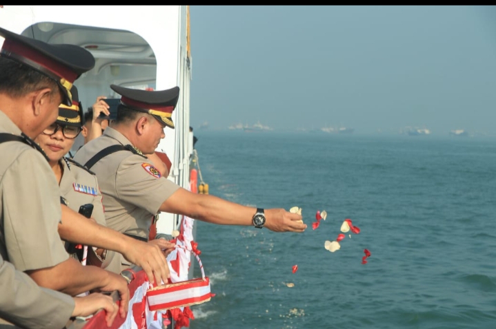 Polda Jatim Tabur Bunga di Laut Kenang Semangat Juang Pahlawan di Hari Bhayangkara ke -79 Polda Jatim Tabur Bunga di Laut Kenang Semangat Juang Pahlawan di Hari Bhayangkara ke -79