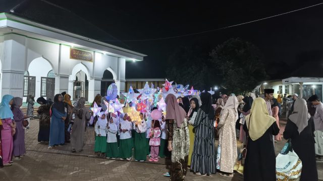 Semarak Pawai Lampion Dan Sholawat, Santri Madin Raudlatul Ulum Keleyan Socah Meriahkan Muharram