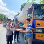 Polisi Peduli : Polresta Banyuwangi Berbagi Nasi Kotak Untuk Sopir Truk di Jalur Pelabuhan Ketapang
