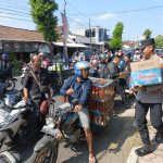 Polisi Peduli : Polres Bondowoso Berbagi Air Minum Kepada Warga Yang Antri di SPBU