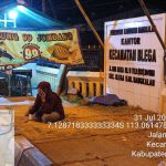 Camat Blega Terkesan Diduga Membiarkan PKL Berjualan Di Atas Trotoar Depan Kantor Kecamatan Blega Bangkalan