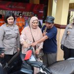 Senyum Sumringah Korban Curanmor di Kota Malang Saat Polisi Temukan dan Kembalikan Motor Yang Hilang Senyum Sumringah Korban Curanmor di Kota Malang Saat Polisi Temukan dan Kembalikan Motor Yang Hilang