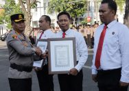 Kapolrestabes Surabaya Memberikan Penghargaan Tim Ungkap Curanmor yang Tewaskan Gadis Remaja