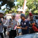Polisi Gelorakan Semangat Nasionalisme Ratusan Bendera Merah Putih Dibagikan untuk Pengemudi di Bondowoso