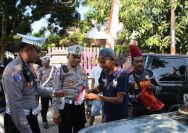 Polisi Gelorakan Semangat Nasionalisme Ratusan Bendera Merah Putih Dibagikan untuk Pengemudi di Bondowoso