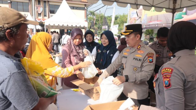 Gelar Bazar, Polres Blitar Dukung Gerakan Pangan Murah, Salurkan Beras SPHP untuk Masyarakat
