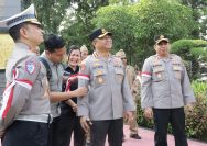 Semarak Merah Putih di Surabaya: 3.600 Bendera dan 83 Helm Dibagikan Kapolrestabes Sambut HUT RI ke-80