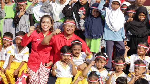 Riuh Gelak Tawa Anak dan Warga Warnai Lomba Meriah HUT ke-80 RI di Polrestabes Surabaya