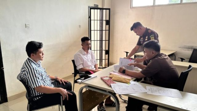 Kejari Pringsewu Serahkan Tersangka dan BB Tahap 2 Perkara Dugaan Tipikor Penyaluran KUR dan KUPEDES