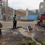 Tumbuh Rasa Peduli Terhadap Pengendara, Aparatur Kelurahan Bumi Agung Bersama Warga Tambal Jalan Berlubang