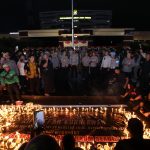 Driver Ojol Gelar Aksi Damai 1000 Lilin di Depan Mapolda Jatim