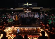 Driver Ojol Gelar Aksi Damai 1000 Lilin di Depan Mapolda Jatim Driver Ojol Gelar Aksi Damai 1000 Lilin di Depan Mapolda Jatim