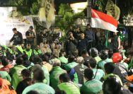 Driver Ojol Gelar Aksi Damai dan Shalat Gaib di Depan Mapolres Pasuruan Driver Ojol Gelar Aksi Damai dan Shalat Gaib di Depan Mapolres Pasuruan