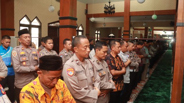 Polres Blitar Gelar Sholat Gaib Untuk Almarhum Driver Ojol Affan Kurniawan