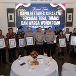 Kapolrestabes Surabaya Beri Penghargaan Kapolsek Wonokromo dan Toga Tomas Atas Peran Aktif Jaga Kamtibmas