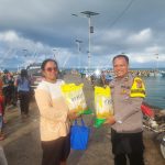 Dukung Program Ketahanan Pangan, Aipda Deni Anggota Polres Lamsel, Salurkan Beras Murah di Pulau Sebesi