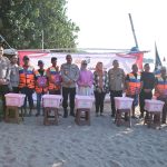 Kapolda Jatim Kunjungi Kelompok Nelayan dan Sadar Wisata di Pantai Pasir Putih Situbondo, Beri Bantuan Alat Keselamatan dan Sembako