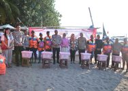 Kapolda Jatim Kunjungi Kelompok Nelayan dan Sadar Wisata di Pantai Pasir Putih Situbondo, Beri Bantuan Alat Keselamatan dan Sembako
