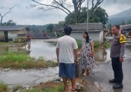 Aksi Peduli Aipda Deni Meydistira Rela Basah Demi Bantu Warga Terdampak Banjir Akibat Saluran Air Meluap di Desa Canti