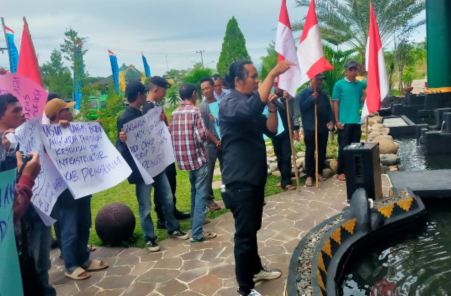 ALAK Menggelar Aksi Tuntut APH Segera Periksa Beberapa OPD di Pringsewu Yang Diduga Korupsi ALAK Menggelar Aksi Tuntut APH Segera Periksa Beberapa OPD di Pringsewu Yang Diduga Korupsi