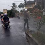 Tertangkap Kamera ! Mesti Diguyur Hujan, Aipda Deni Meydistira Personil Satlantas Polres Lamsel Tetap Semangat dan Aktif Mengatur Lalu Lintas Tertangkap Kamera ! Mesti Diguyur Hujan, Aipda Deni Meydistira Personil Satlantas Polres Lamsel Tetap Semangat dan Aktif Mengatur Lalu Lintas