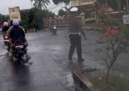 Tertangkap Kamera ! Mesti Diguyur Hujan, Aipda Deni Meydistira Personil Satlantas Polres Lamsel Tetap Semangat dan Aktif Mengatur Lalu Lintas Tertangkap Kamera ! Mesti Diguyur Hujan, Aipda Deni Meydistira Personil Satlantas Polres Lamsel Tetap Semangat dan Aktif Mengatur Lalu Lintas