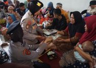 Polwan Polresta Sidoarjo Beri Pendampingan Keluarga Korban di Ponpes Al Khoziny
