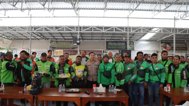 Kapolres Bojonegoro Beri Bantuan Komunitas Ojol Ajak Jaga Kamtibmas