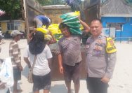 Mantap !! Kali Kedua, Personil Polsek Kalianda Polres Lamsel, Aipda Deni Menggelar Program SPHP Beras di Desa Tejang Pulau Sebesi Mantap !! Kali Kedua, Personil Polsek Kalianda Polres Lamsel, Aipda Deni Menggelar Program SPHP Beras di Desa Tejang Pulau Sebesi
