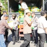 Polda Jatim Peduli Masyarakat Gelar Baksos Salurkan Bantuan untuk Ribuan Warga Polda Jatim Peduli Masyarakat Gelar Baksos Salurkan Bantuan untuk Ribuan Warga