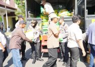 Polda Jatim Peduli Masyarakat Gelar Baksos Salurkan Bantuan untuk Ribuan Warga Polda Jatim Peduli Masyarakat Gelar Baksos Salurkan Bantuan untuk Ribuan Warga