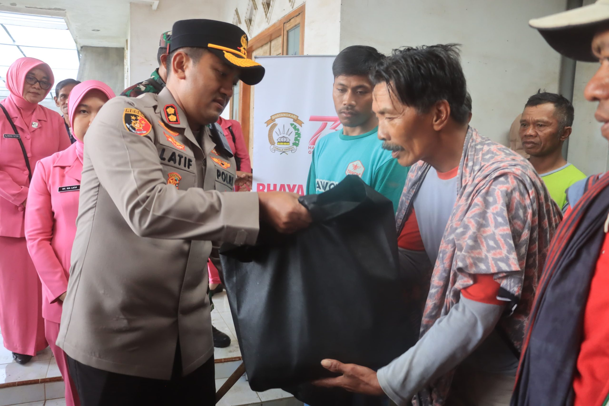 Polres Probolinggo Bantu Warga Terdampak Angin Puting Beliung Polres Probolinggo Bantu Warga Terdampak Angin Puting Beliung