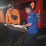 Bersatu Dengan Keteguhan,Tim Rescue Damkarmat Bersama TRC BPBD Lamsel Mengevakuasi Pohon Tumbang Menutupi Akses Jalan Pesisir Kecamatan Rajabasa