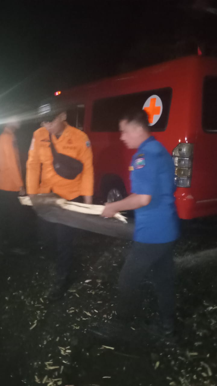 Bersatu Dengan Keteguhan,Tim Rescue Damkarmat Bersama TRC BPBD Lamsel Mengevakuasi Pohon Tumbang Menutupi Akses Jalan Pesisir Kecamatan Rajabasa Bersatu Dengan Keteguhan,Tim Rescue Damkarmat Bersama TRC BPBD Lamsel Mengevakuasi Pohon Tumbang Menutupi Akses Jalan Pesisir Kecamatan Rajabasa