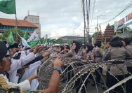 Polrestabes Surabaya Libatkan Tim Negosiator Polwan, Beri Layanan Pengamanan Aksi Ribuan Santri di DPRD Jatim Polrestabes Surabaya Libatkan Tim Negosiator Polwan, Beri Layanan Pengamanan Aksi Ribuan Santri di DPRD Jatim