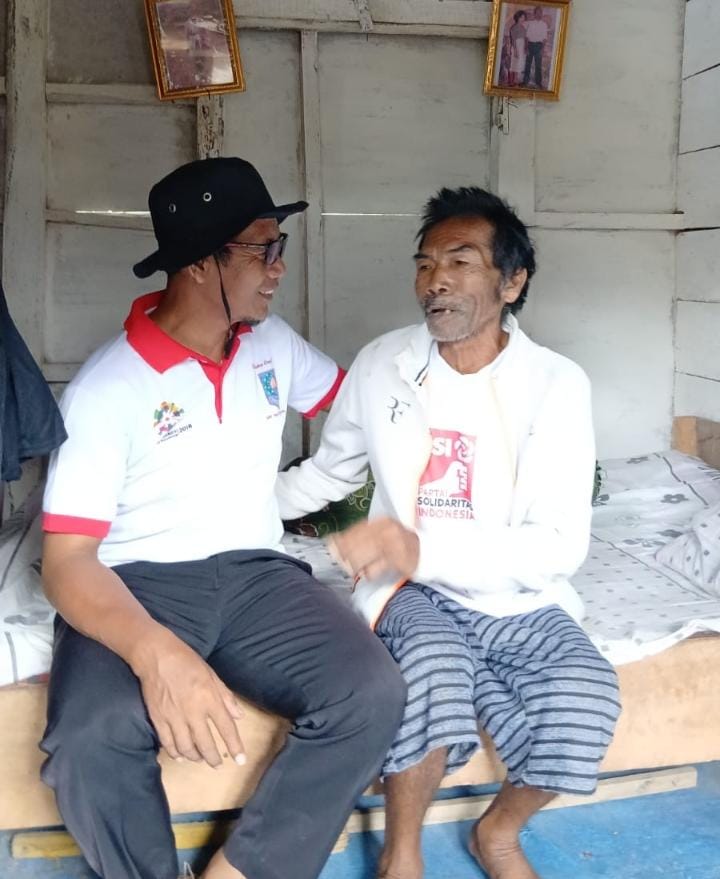 Mempererat Hubungan Dengan Warga, H.Haroni Rutin Sambangi Warganya Yang Sedang Sakit Mempererat Hubungan Dengan Warga, H.Haroni Rutin Sambangi Warganya Yang Sedang Sakit