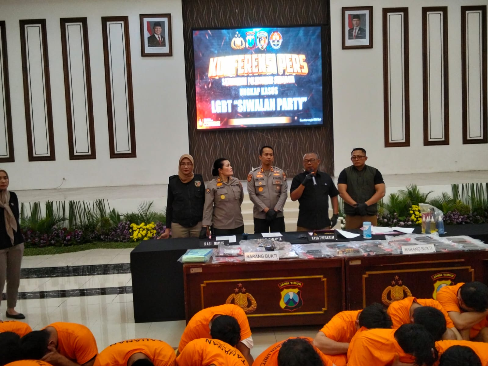 Kasat Reskrim Polrestabes Surabaya Berhasil Amankan Peserta Pesta Gay Sesama Jenis Sebanyak 34 Pria Tersangka Kasat Reskrim Polrestabes Surabaya Berhasil Amankan Peserta Pesta Gay Sesama Jenis Sebanyak 34 Pria Tersangka