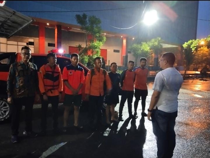 Tim TRC BPBD Lamsel Gelar Apel Siaga Sebelum Berangkat ke Titik Banjir Akibat Hujan Intensitas Tinggi Tim TRC BPBD Lamsel Gelar Apel Siaga Sebelum Berangkat ke Titik Banjir Akibat Hujan Intensitas Tinggi