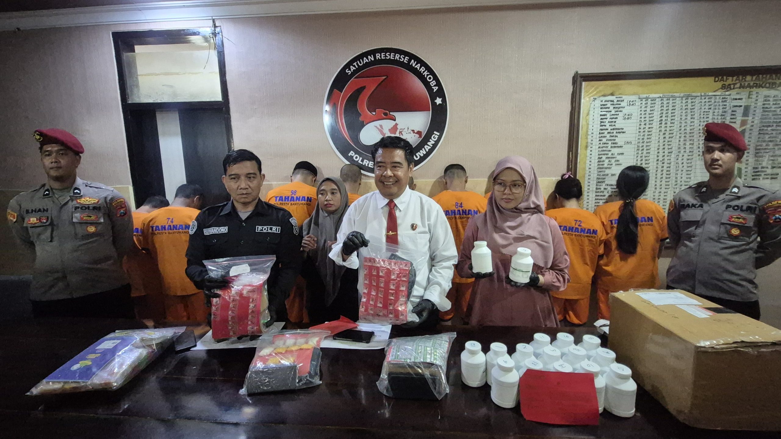 Semangat Sumpah Pemuda Polresta Banyuwangi Komitmen Berantas Narkoba : Ungkap 22 Kasus Amankan 25 Tersangka Semangat Sumpah Pemuda Polresta Banyuwangi Komitmen Berantas Narkoba : Ungkap 22 Kasus Amankan 25 Tersangka