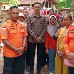 Bismillah Bisa !! Melalui BPBD Lampung Selatan, Bupati Egi Menyalurkan Bantuan Asbes Kepada Warga Korban Atap Rumah Roboh di Desa Maja