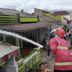 Rumah Warga di Hartono Kebakaran, Damkarmat Lamsel Berhasil Padamkan Api, Korban Mengalami Luka Bakar