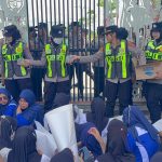 Aksi Humanis: Polwan Bojonegoro Berbagi Air Mineral Kepada Massa Unjuk Rasa