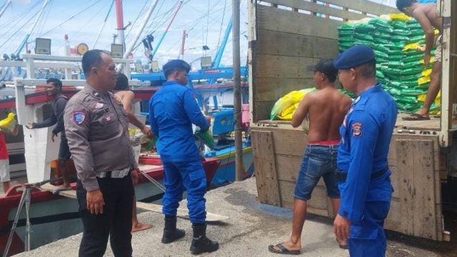 Gasss ! Anggota Satlantas Polres Lamsel, Aipda Deni Meydistira Luncurkan Kembali Beras SPHP di Pulau Sebesi